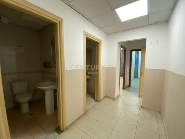 Tirane, jap me qera zyre , 210 m² 3.200 € (Sheshi Willson)
