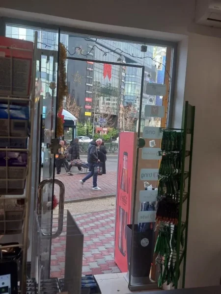 Tirane, shes Shitet Tabachino-Tirane, te Zogu i Zi, perballe Ring Center. 15,000 Euro. 15.000 €