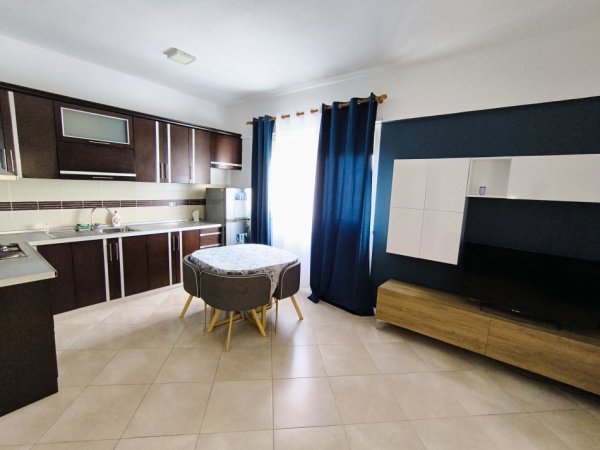 Tirane, jepet me qera apartament 1+1+Ballkon Kati 5, 80 m² 45 € (Komuna Parisit)