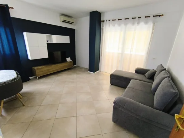 Tirane, jepet me qera apartament 1+1+Ballkon Kati 5, 80 m² 45 € (Komuna Parisit)
