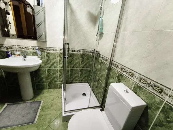 Tirane, jepet me qera apartament 1+1+Ballkon Kati 5, 80 m² 45 € (Komuna Parisit)