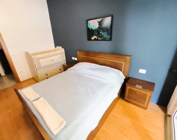 Tirane, jepet me qera apartament 1+1+Ballkon Kati 5, 80 m² 45 € (Komuna Parisit)