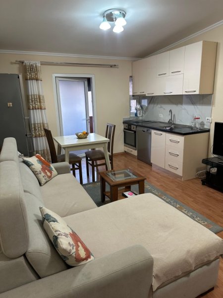 Tirane, jepet me qera apartament 2+1 Kati 4, 800 € (Bllok)