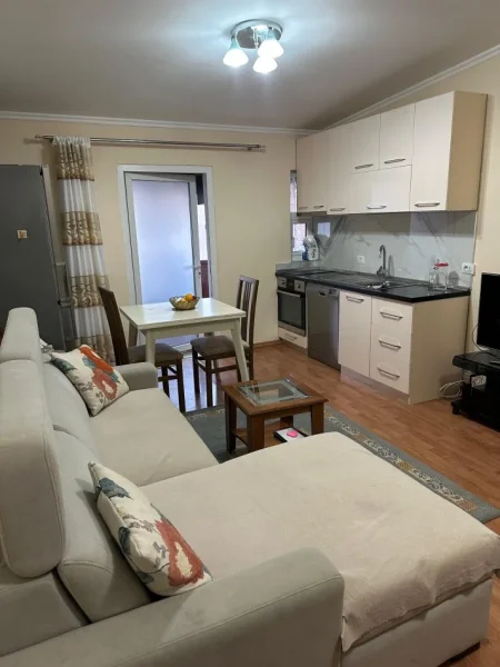 Tirane, jepet me qera apartament 2+1 Kati 4, 800 € (Bllok)