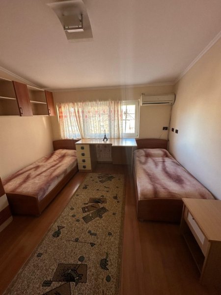 Tirane, jepet me qera apartament 2+1 Kati 4, 800 € (Bllok)