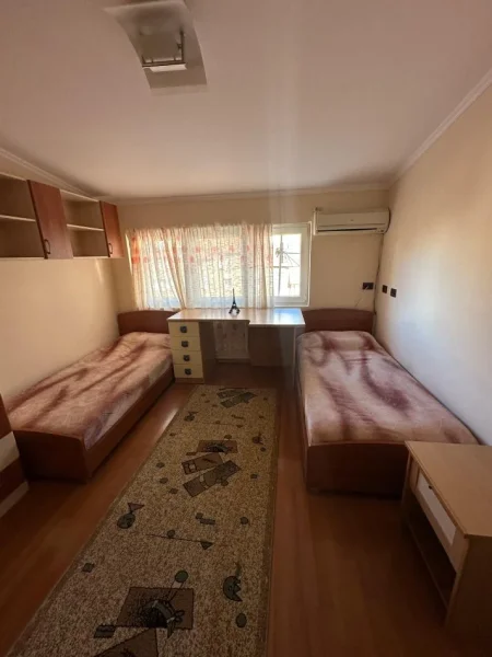 Tirane, jepet me qera apartament 2+1 Kati 4, 800 € (Bllok)