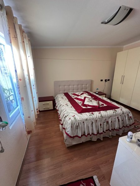 Tirane, jepet me qera apartament 2+1 Kati 4, 800 € (Bllok)