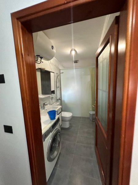 Tirane, jepet me qera apartament 2+1 Kati 4, 800 € (Bllok)