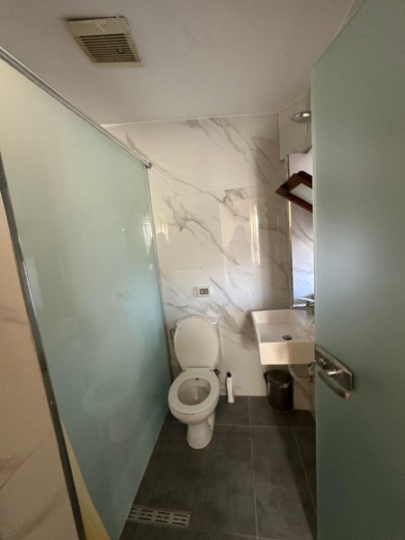 Tirane, jepet me qera apartament 2+1 Kati 4, 800 € (Bllok)
