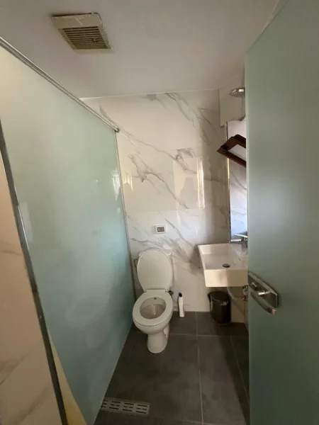Tirane, jepet me qera apartament 2+1 Kati 4, 800 € (Bllok)
