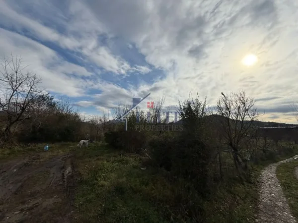 Tirane, shitet toke , 4.700 m² 301.440 € (Picalle)