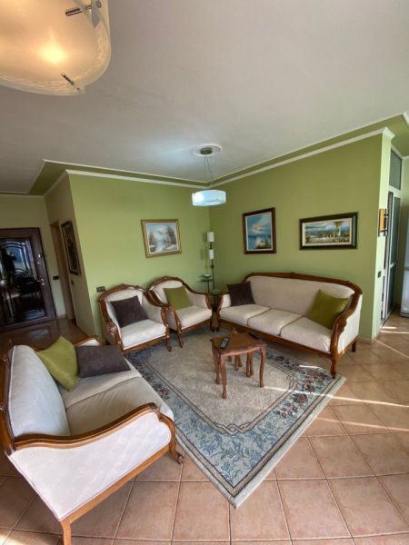 Tirane, jepet me qera apartament 2+1 Kati 8, 100 m² 600 € (Komuna e Parisit)
