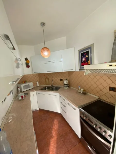 Tirane, jepet me qera apartament 2+1 Kati 8, 100 m² 600 € (Komuna e Parisit)