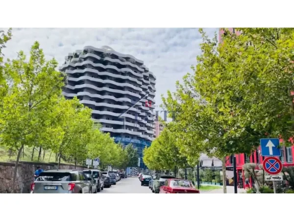 Tirane, jepet me qera zyre Kati 5, 242 m² 2.000 € (Rruga e Elbasanit)