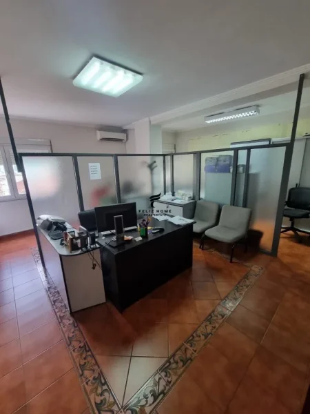 Tirane, jepet me qera zyre Kati 4, 150 m² 1.500 € (PJETER BOGDANI)