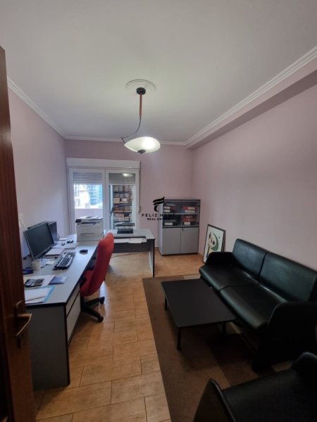 Tirane, jepet me qera zyre Kati 4, 150 m² 1.500 € (PJETER BOGDANI)