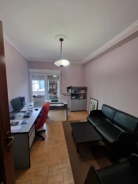 Tirane, jepet me qera zyre Kati 4, 150 m² 1.500 € (PJETER BOGDANI)