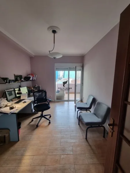 Tirane, jepet me qera zyre Kati 4, 150 m² 1.500 € (PJETER BOGDANI)
