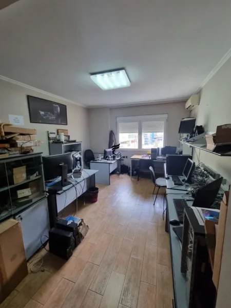 Tirane, jepet me qera zyre Kati 4, 150 m² 1.500 € (PJETER BOGDANI)