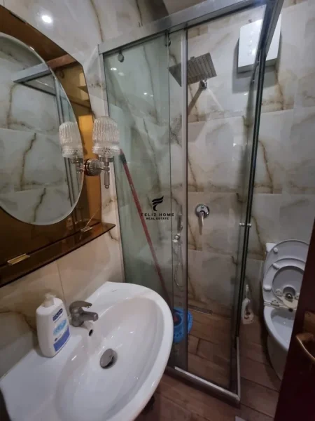 Tirane, jepet me qera zyre Kati 4, 150 m² 1.500 € (PJETER BOGDANI)
