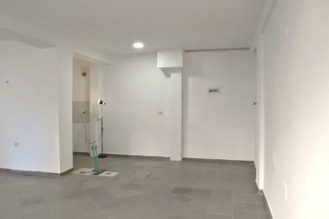 Tirane, jepet me qera ambjent biznesi Kati 0, 55 m² 300 € (Ekonomiku)