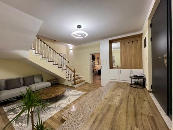Tirane, jap me qera Vile , 525 m² 1.500 € (Qendra Tregtare TEG)