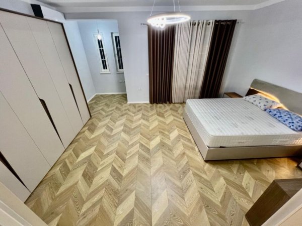 Tirane, jap me qera Vile , 525 m² 1.500 € (Qendra Tregtare TEG)