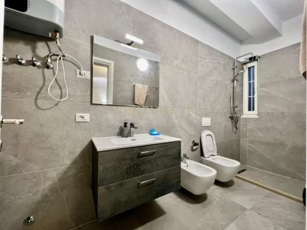 Tirane, jap me qera Vile , 525 m² 1.500 € (Qendra Tregtare TEG)