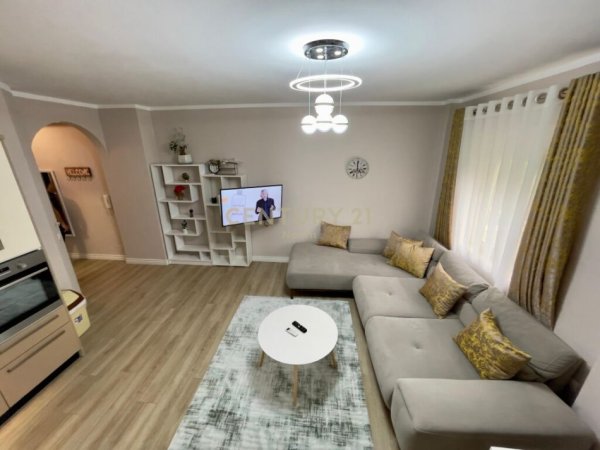 Tirane, jap me qera apartament 1+1+Ballkon , 82 m² 550 € (Liqeni i Thatë)