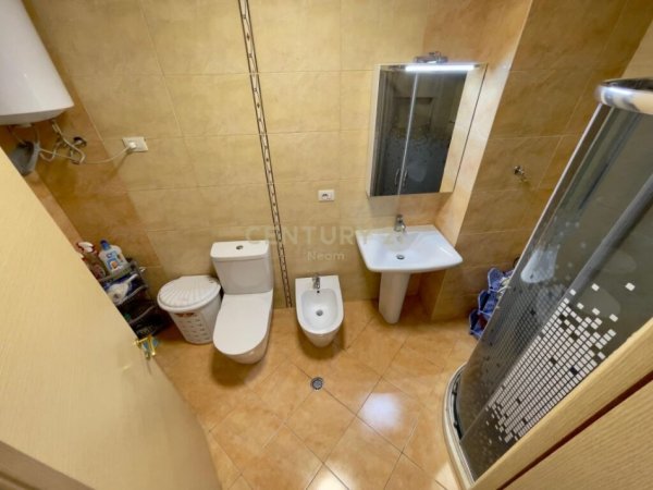 Tirane, jap me qera apartament 1+1+Ballkon , 82 m² 550 € (Liqeni i Thatë)