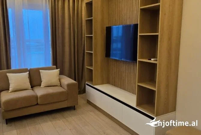 Tirane, jepet me qera apartament Kati 8, 125 m² 800 € (ISH FUSHA E AVIACIONIT)