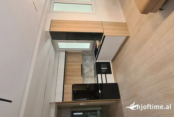 Tirane, jepet me qera apartament Kati 8, 125 m² 800 € (ISH FUSHA E AVIACIONIT)