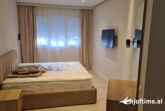 Tirane, jepet me qera apartament Kati 8, 125 m² 800 € (ISH FUSHA E AVIACIONIT)