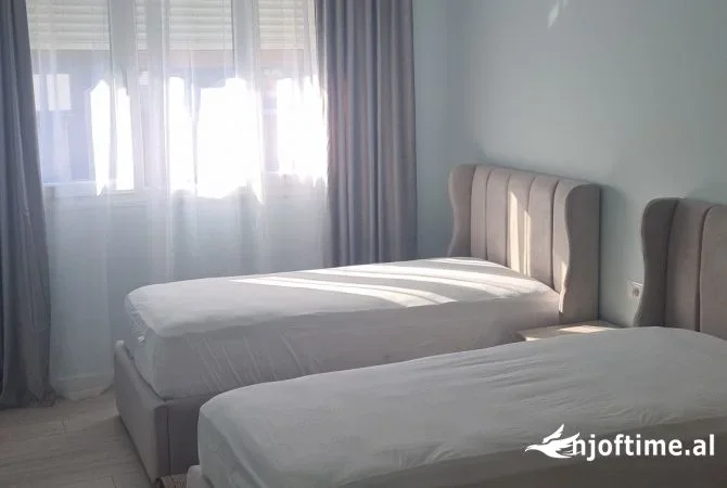 Tirane, jepet me qera apartament Kati 8, 125 m² 800 € (ISH FUSHA E AVIACIONIT)