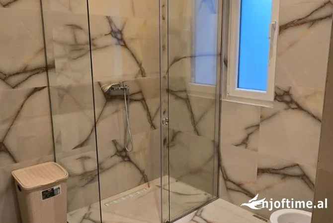 Tirane, jepet me qera apartament Kati 8, 125 m² 800 € (ISH FUSHA E AVIACIONIT)