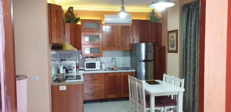Tirane, jepet me qera apartament 2+1 Kati 7, 85 m² 450 € (misto mame)