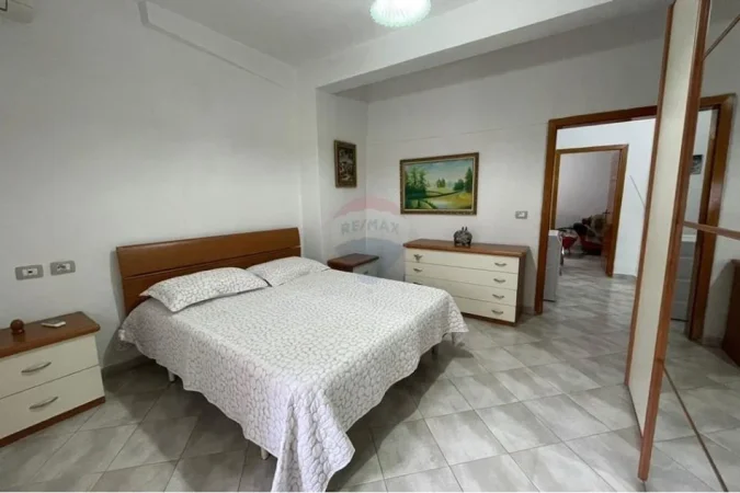 Tirane, jepet me qera apartament 2+1 Kati 1, 80 m² 500 € (21 Dhjetori, Shqipëri)