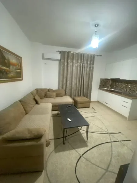 Tirane, jepet me qera apartament 1+1+Ballkon Kati 1, 75 m² 500 € (RRUGA 5 MAJI)