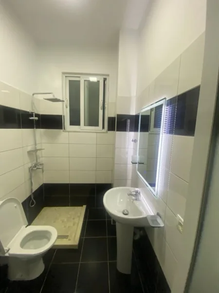 Tirane, jepet me qera apartament 1+1+Ballkon Kati 1, 75 m² 500 € (RRUGA 5 MAJI)