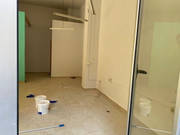 Tirane, jepet me qera ambjent biznesi Kati 0, 60 m² 80.000 € (KOMUNA E PARISIT)