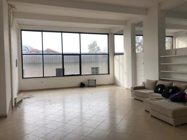 Tirane, jepet me qera ambjent biznesi Kati 2, 161 m² 1.600 € (Pallati me Shigjeta)