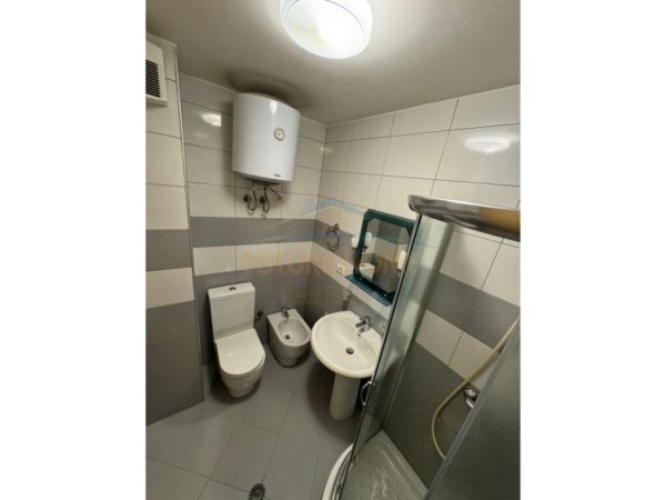Tirane, jepet me qera apartament 3+1 Kati 5, 147 m² 1.000 € (Liqeni i Thate)
