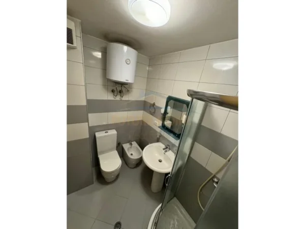 Tirane, jepet me qera apartament 3+1 Kati 5, 147 m² 1.000 € (Liqeni i Thate)