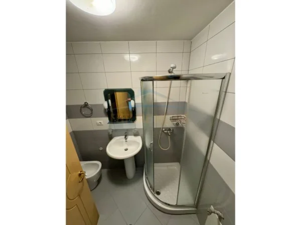 Tirane, jepet me qera apartament 3+1 Kati 5, 147 m² 1.000 € (Liqeni i Thate)