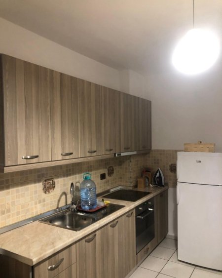 Tirane, jepet me qera apartament 1+1+Ballkon Kati 3, 58 m² 400 € (Xhamllik prane farmaci dite e nate)
