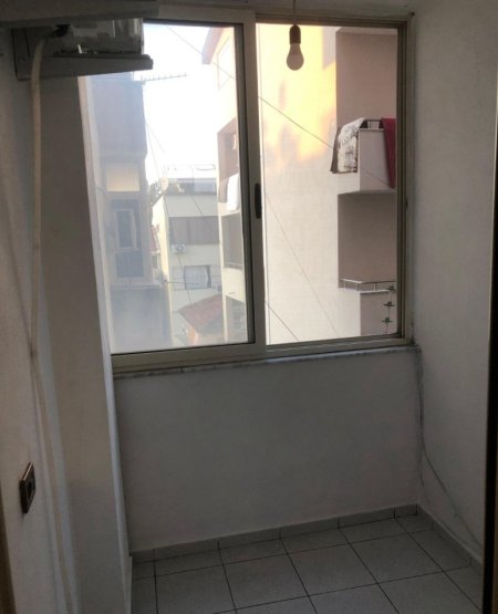 Tirane, jepet me qera apartament 1+1+Ballkon Kati 3, 58 m² 400 € (Xhamllik prane farmaci dite e nate)