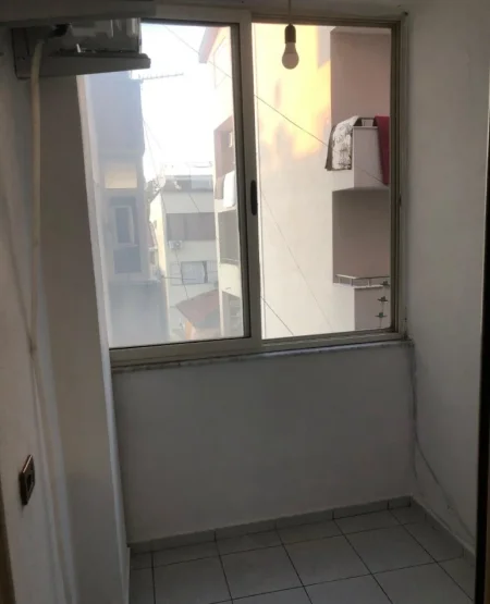 Tirane, jepet me qera apartament 1+1+Ballkon Kati 3, 58 m² 400 € (Xhamllik prane farmaci dite e nate)