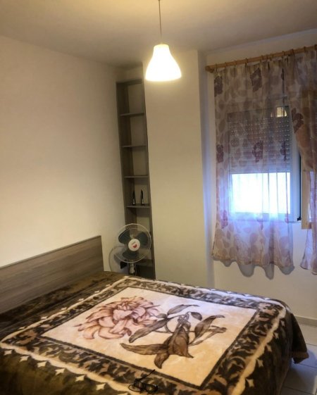 Tirane, jepet me qera apartament 1+1+Ballkon Kati 3, 58 m² 400 € (Xhamllik prane farmaci dite e nate)
