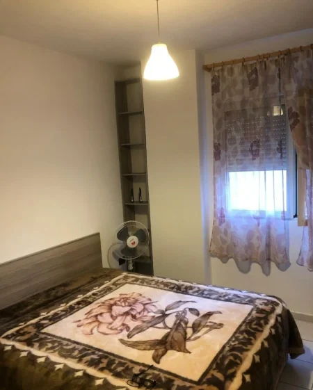 Tirane, jepet me qera apartament 1+1+Ballkon Kati 3, 58 m² 400 € (Xhamllik prane farmaci dite e nate)