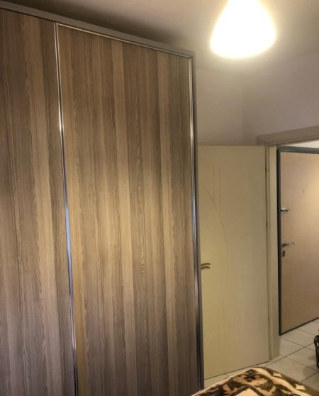 Tirane, jepet me qera apartament 1+1+Ballkon Kati 3, 58 m² 400 € (Xhamllik prane farmaci dite e nate)